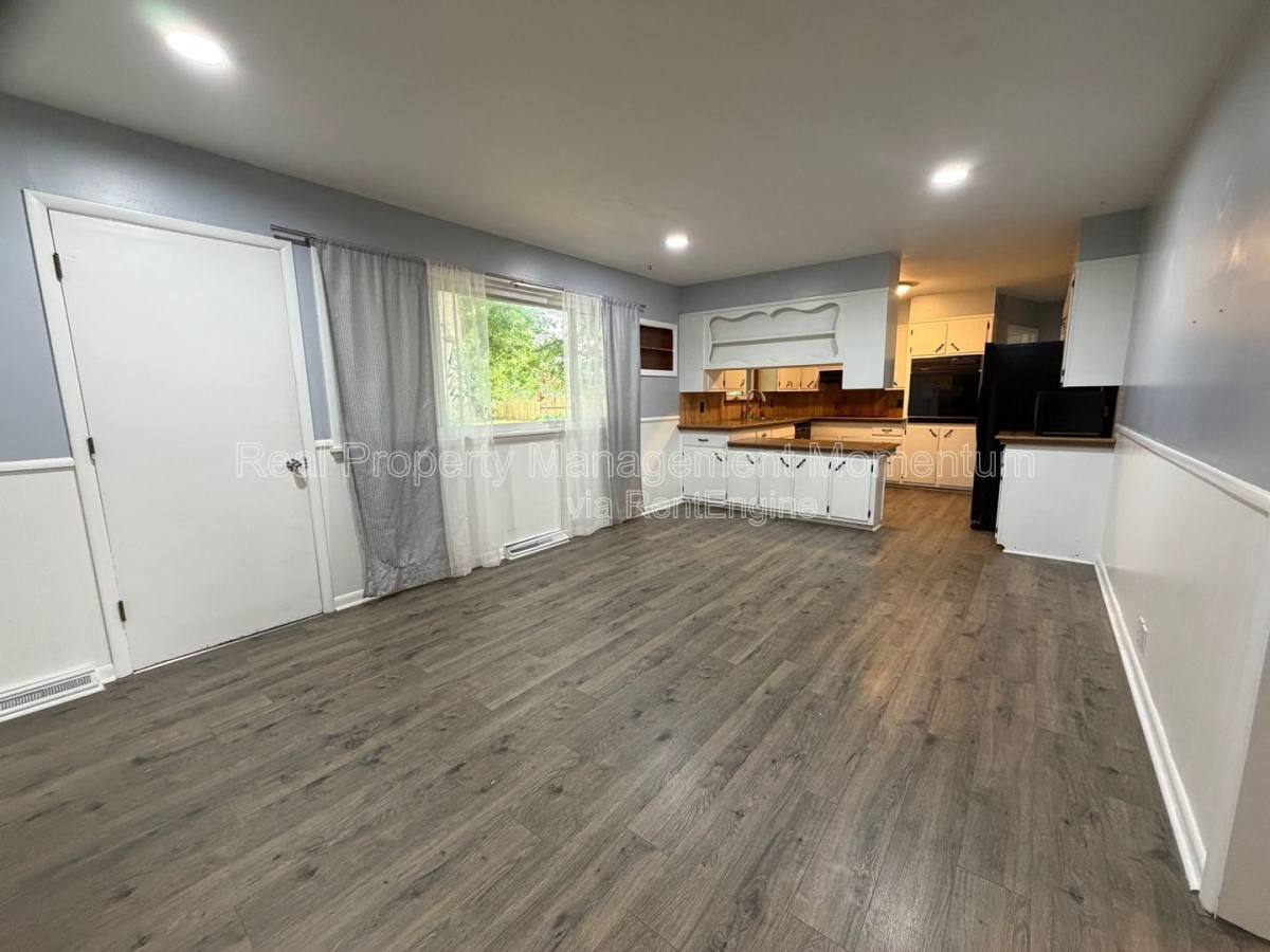 House for rent at 1105 13th St, Monett, MO 65708