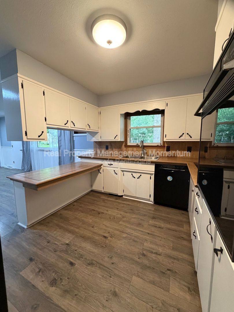 House for rent at 1105 13th St, Monett, MO 65708