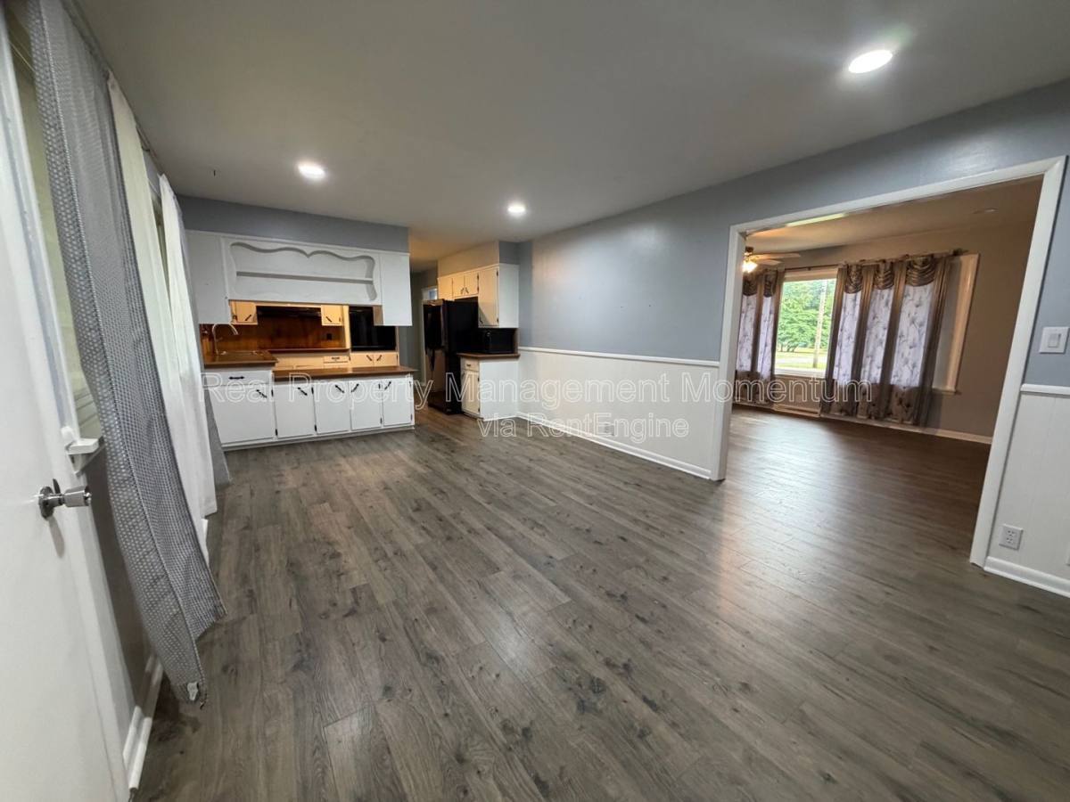 House for rent at 1105 13th St, Monett, MO 65708