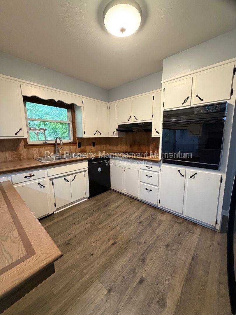 House for rent at 1105 13th St, Monett, MO 65708