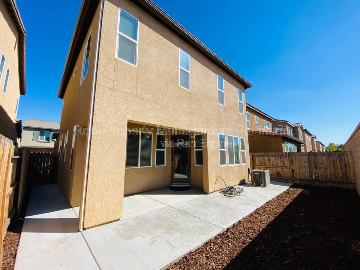 House for rent at 2534 Mustang Dr, Clovis, CA 93612