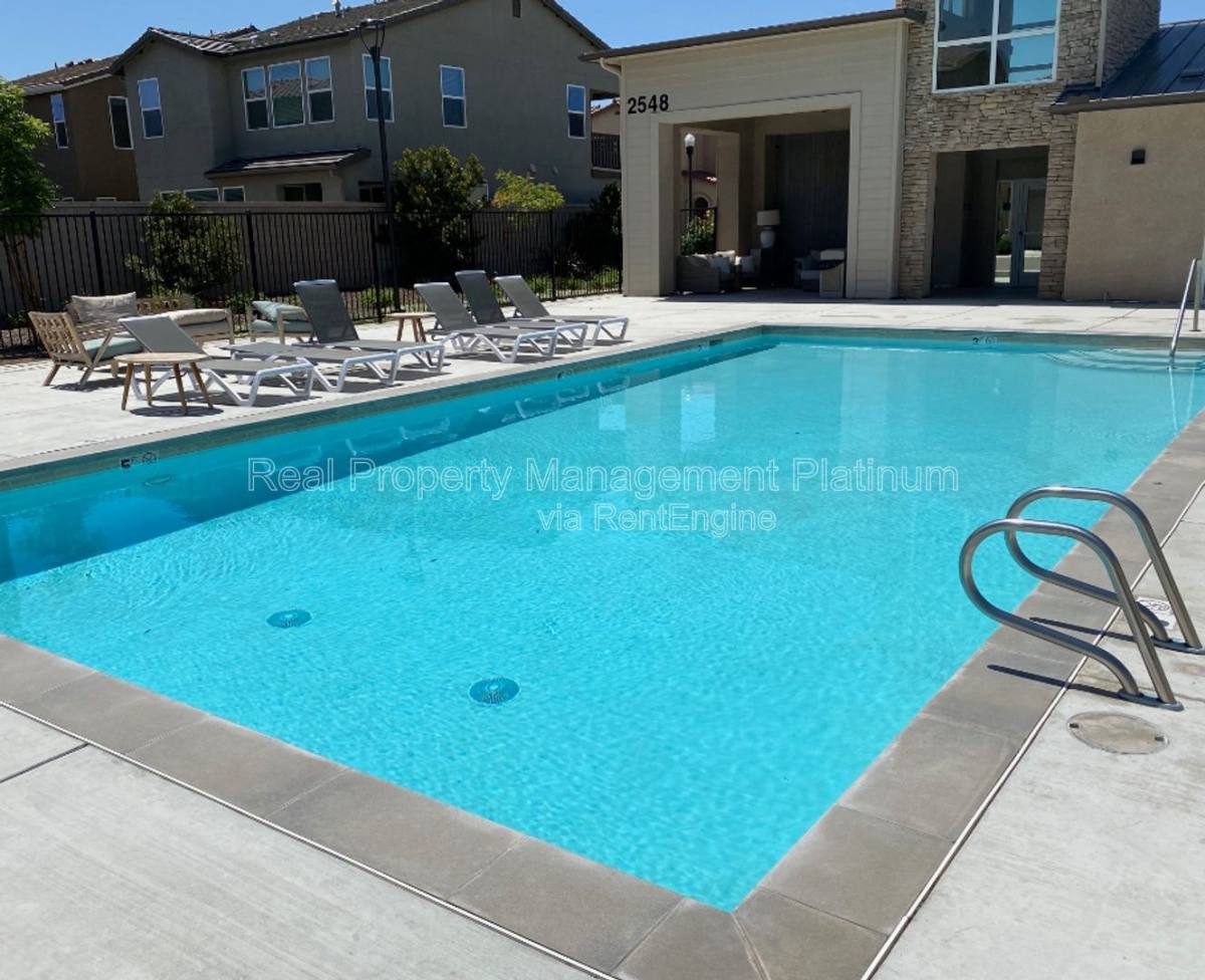 House for rent at 2534 Mustang Dr, Clovis, CA 93612