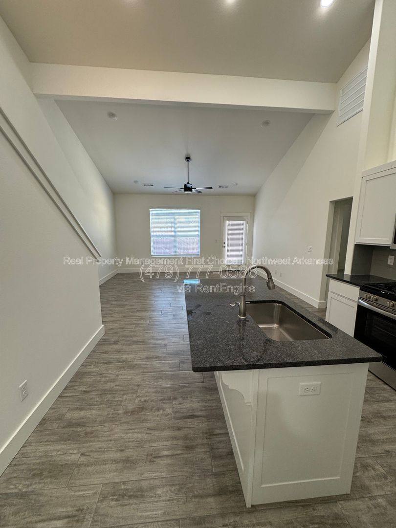 Townhouse for rent at 720 Sun Meadow Dr, Centerton, AR 72719