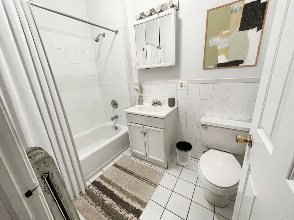 Apartment for rent at 722 W Barry Ave, Chicago, IL 60657