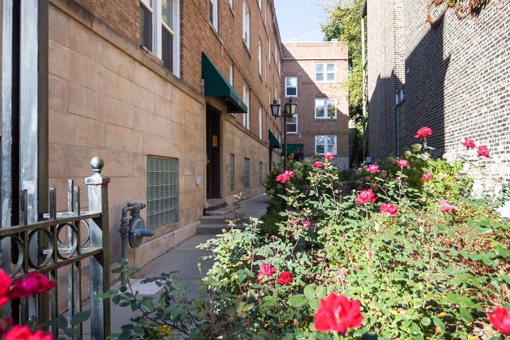 Apartment for rent at 722 W Barry Ave, Chicago, IL 60657