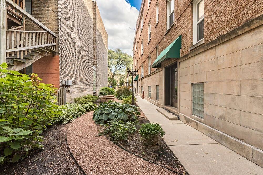 Apartment for rent at 722 W Barry Ave, Chicago, IL 60657