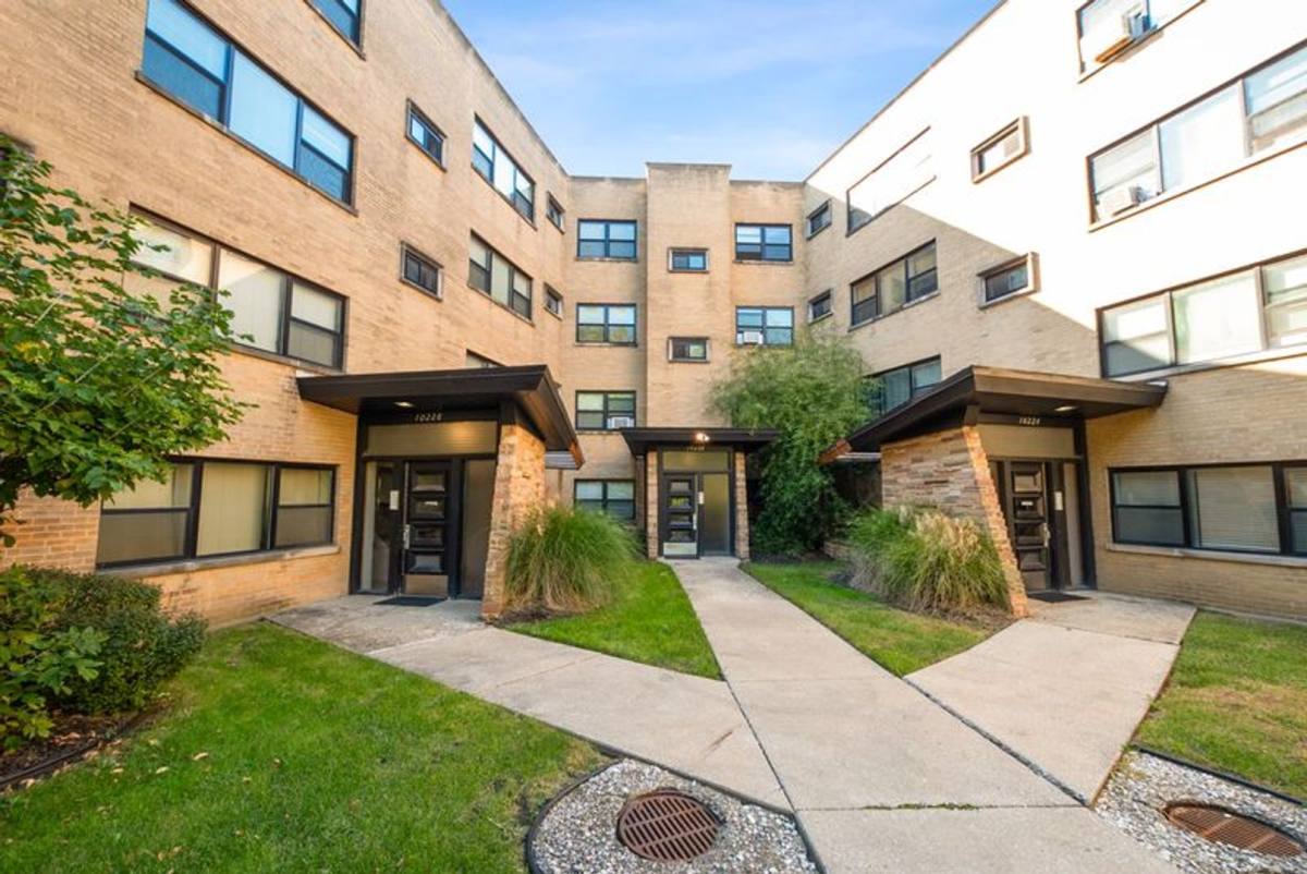 Apartment for rent at 10206-30 S Walden Parkway, Chicago, IL 60643