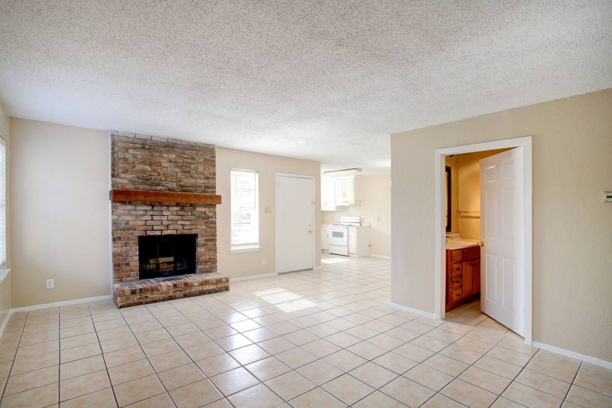 Apartment for rent at 708-710 N Cooper St, Arlington, TX 76011