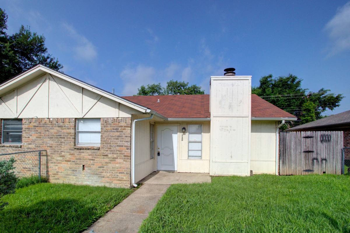 Apartment for rent at 708-710 N Cooper St, Arlington, TX 76011