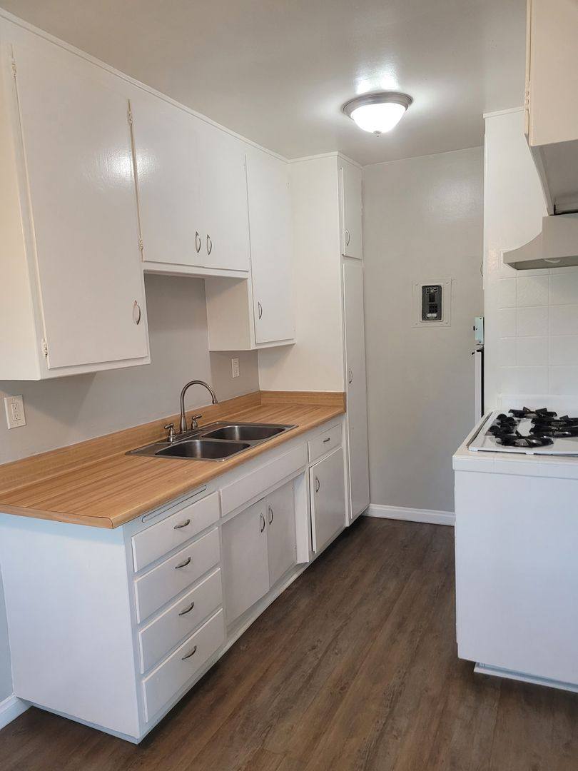 Apartment for rent at 1835 W Ave, Fullerton, CA 92833