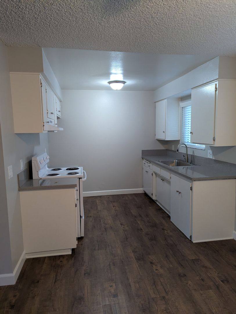 Apartment for rent at 1835 W Ave, Fullerton, CA 92833
