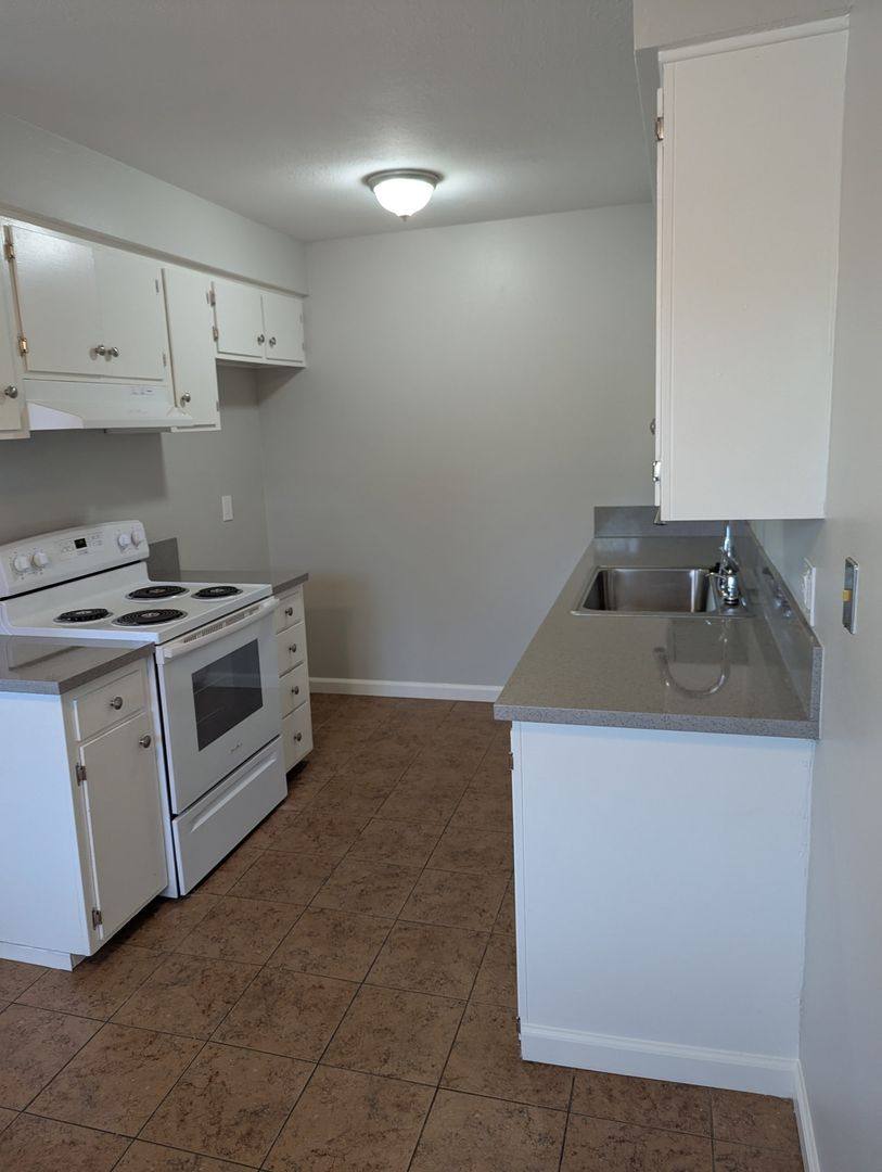 Apartment for rent at 1835 W Ave, Fullerton, CA 92833