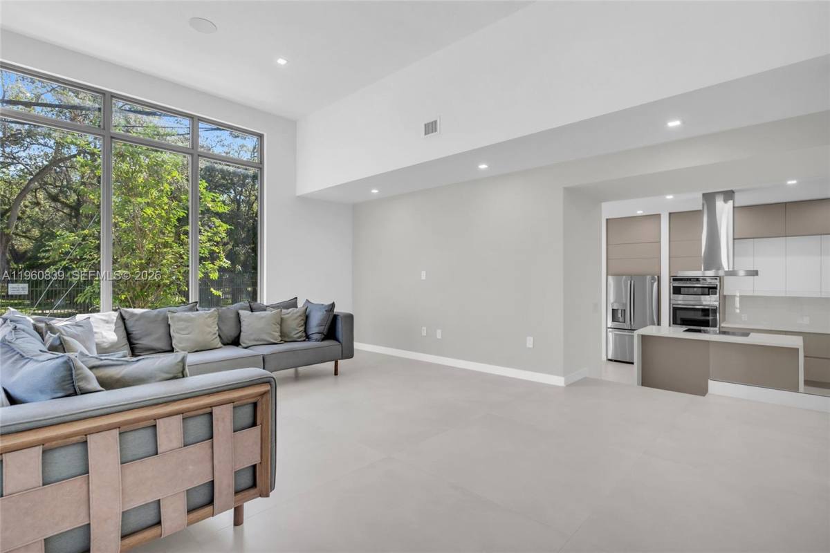 Townhouse for rent at 3204 Plaza St #TH, Miami, FL 33133