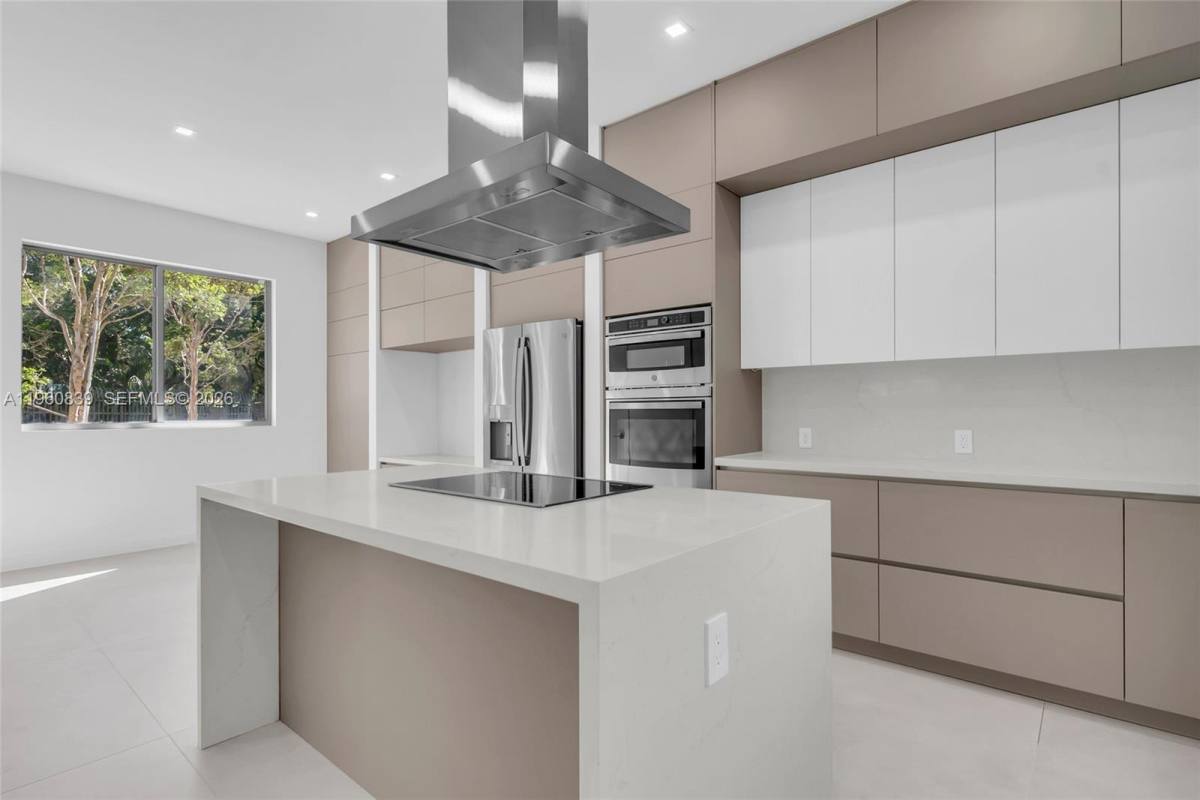 Townhouse for rent at 3204 Plaza St #TH, Miami, FL 33133