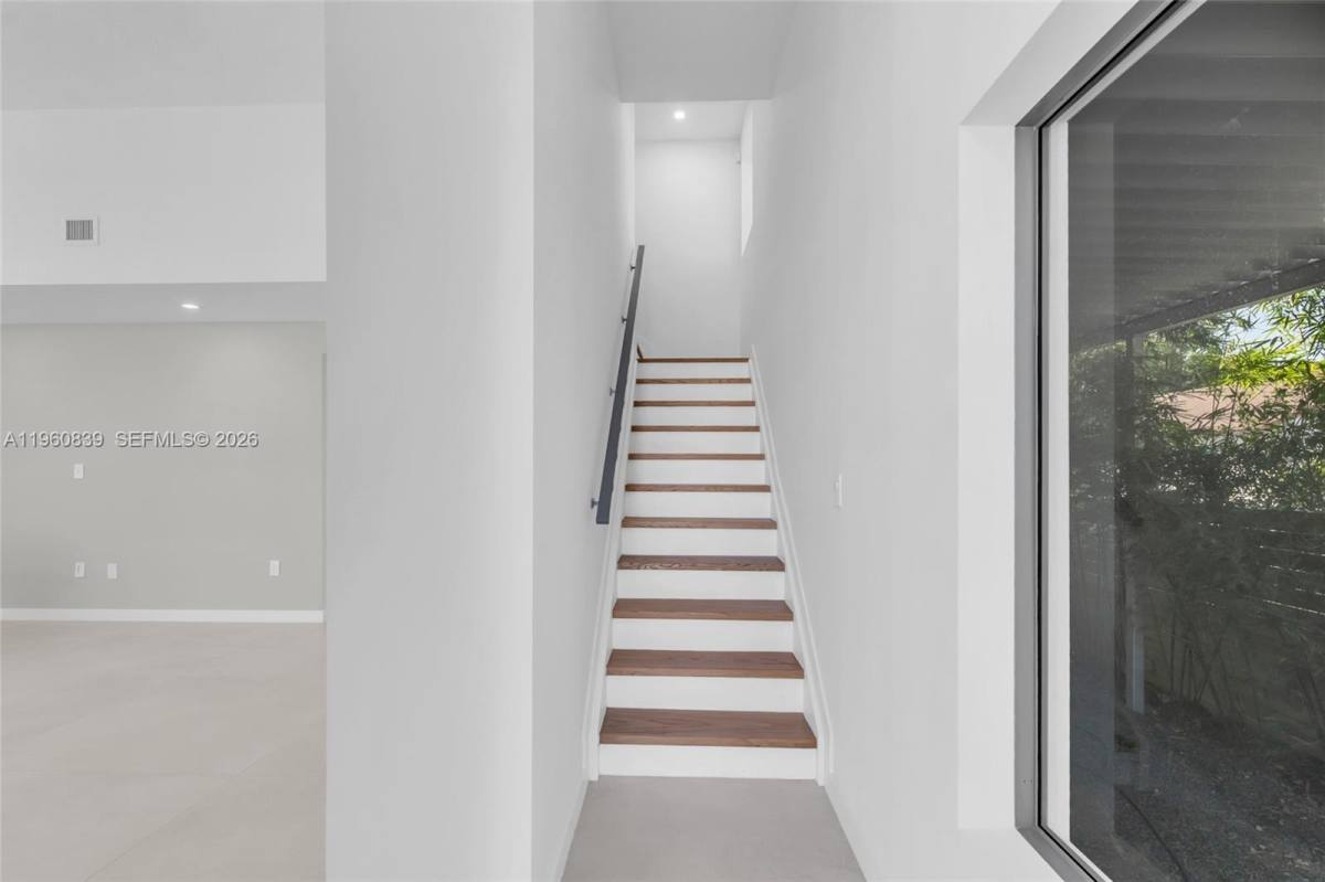 Townhouse for rent at 3204 Plaza St #TH, Miami, FL 33133
