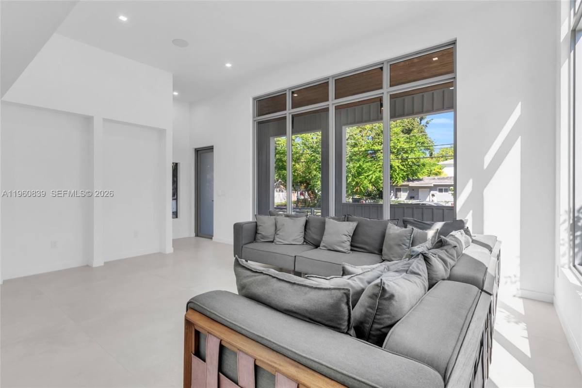 Townhouse for rent at 3204 Plaza St #TH, Miami, FL 33133