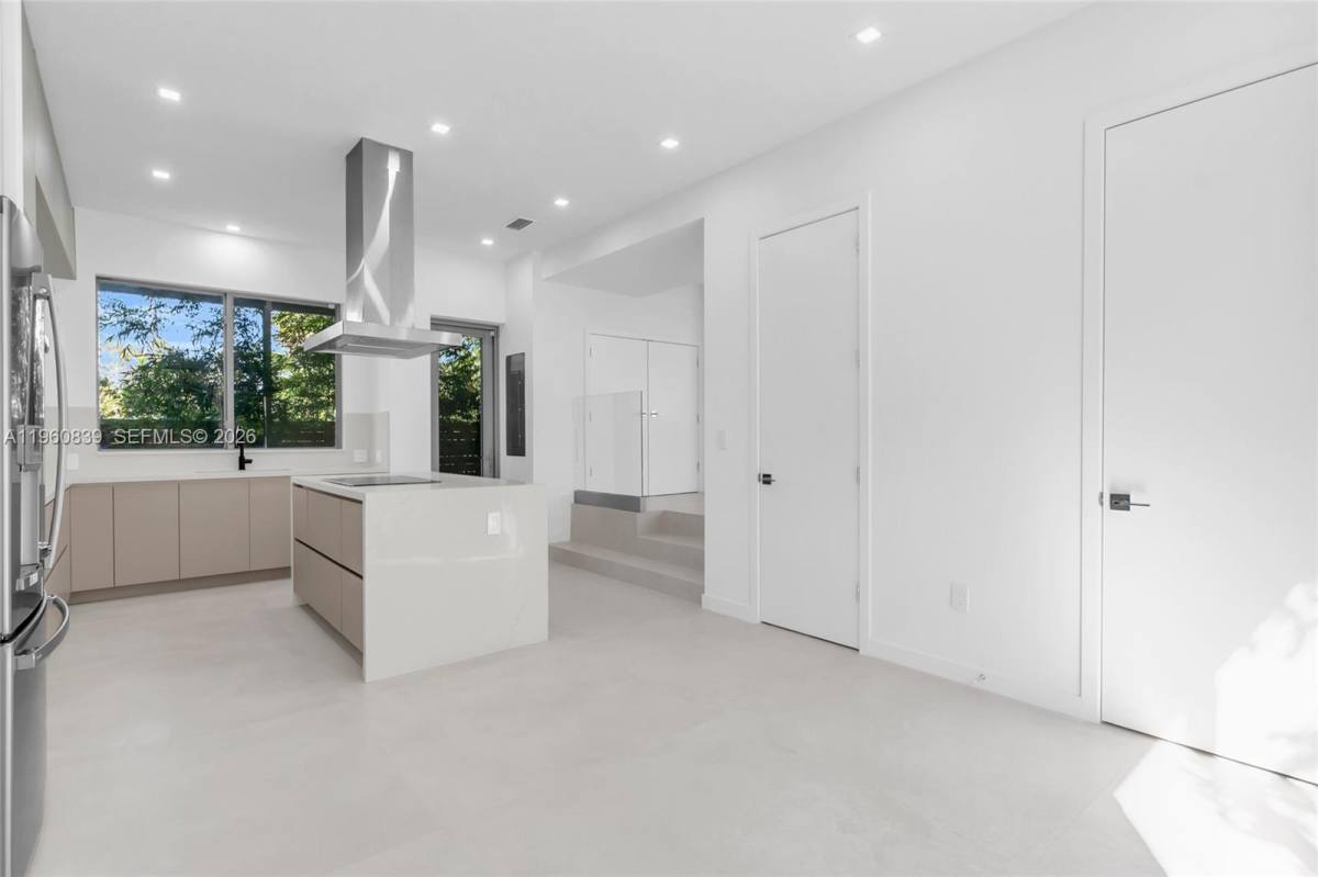 Townhouse for rent at 3204 Plaza St #TH, Miami, FL 33133