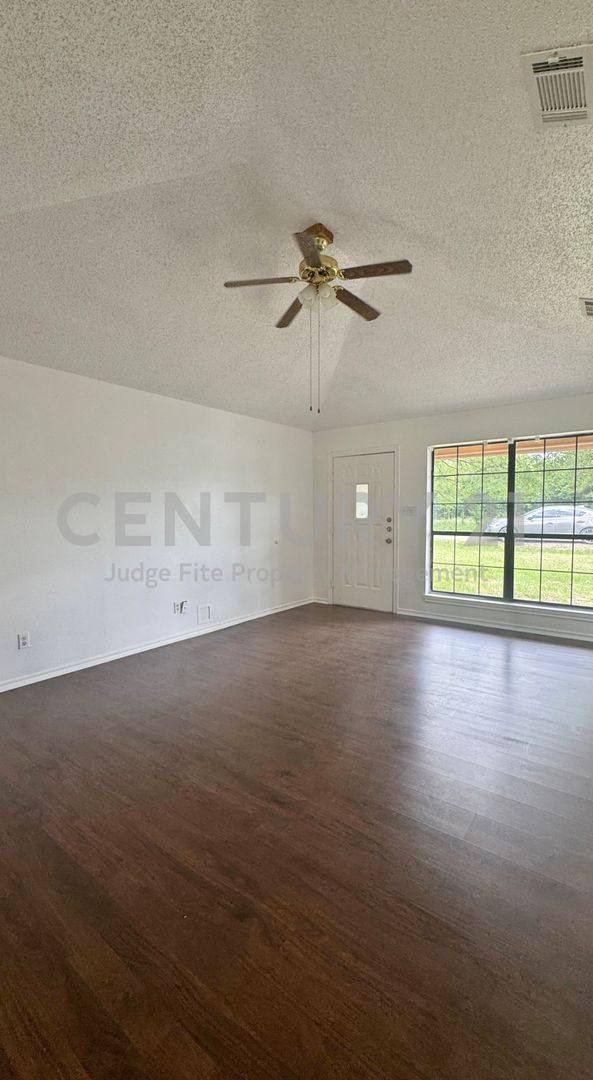 House for rent at 211 Anchor Lane, Mabank, TX 75156
