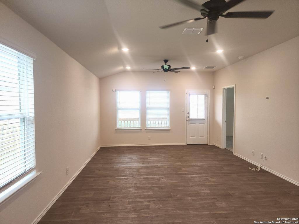 House for rent at 405 Middle Green Lp, Floresville, TX 78114