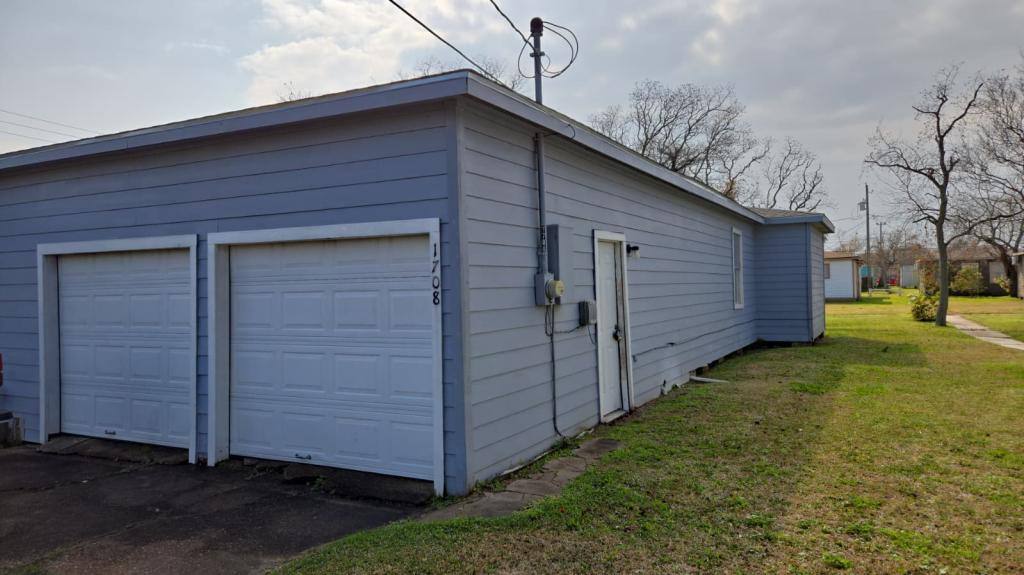 Townhouse for rent at 1708 W 5th St, Freeport, TX 77541