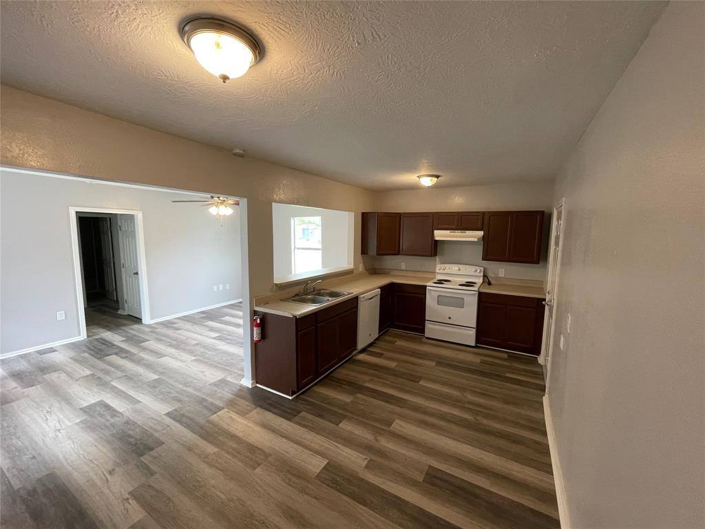 Townhouse for rent at 1708 W 5th St, Freeport, TX 77541
