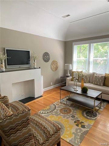 Apartment for rent at 7333 Amherst Ave, 1W, Saint Louis, MO 63130