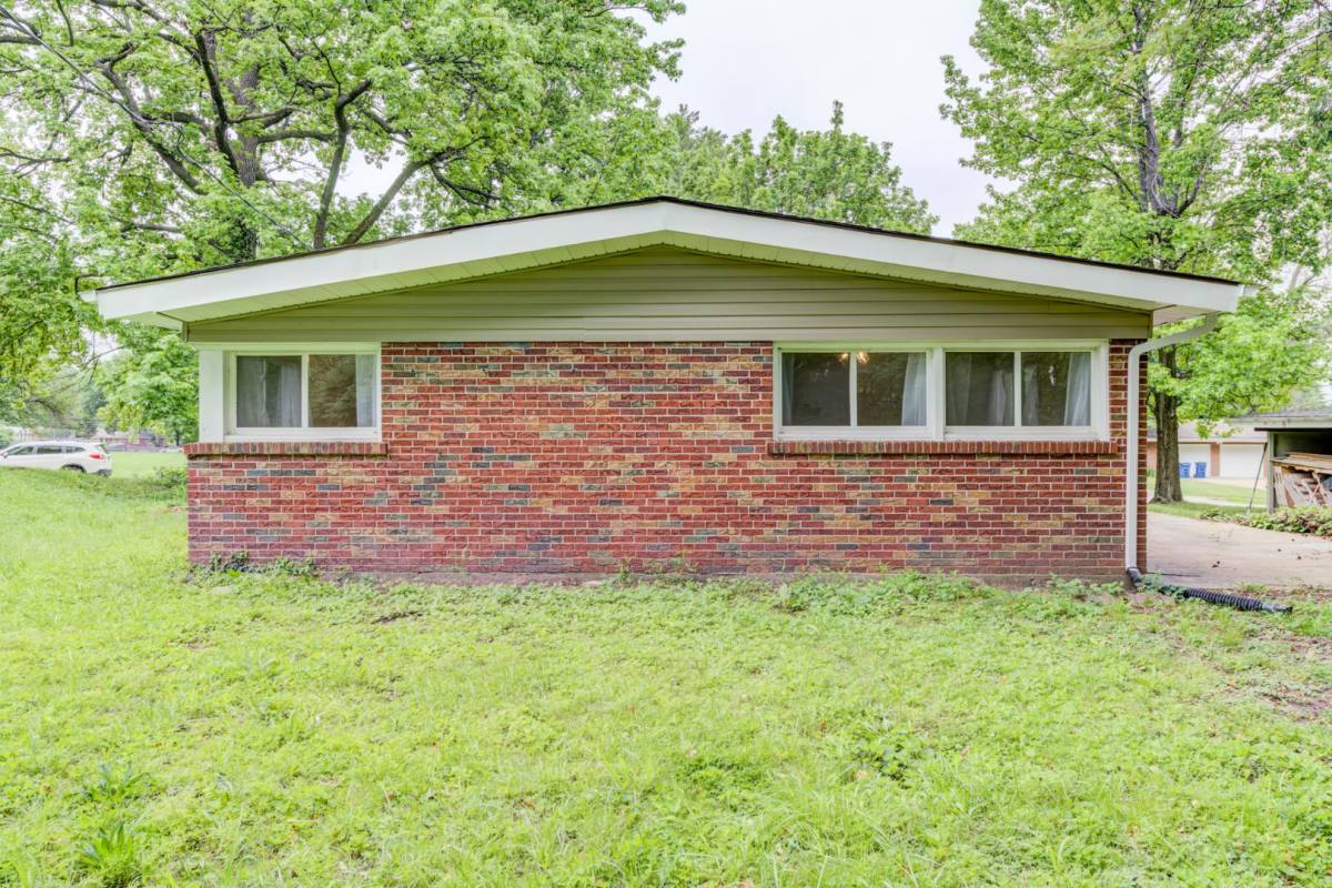 House for rent at 8301 Pepperidge Dr, Saint Louis, MO 63134