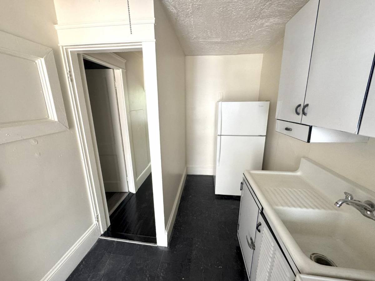 Apartment for rent at 557 Lincoln St #7, Manchester, NH 03104