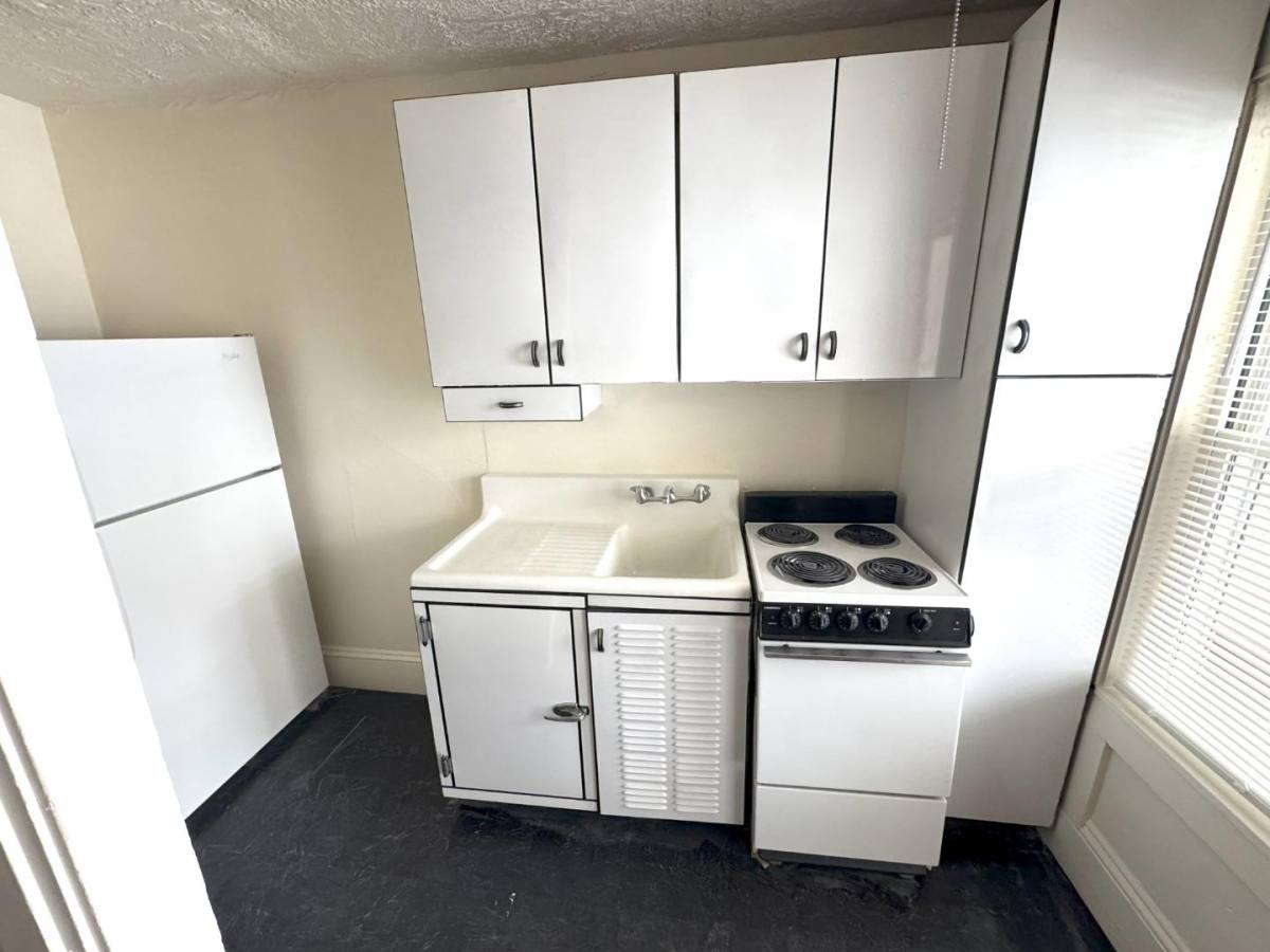 Apartment for rent at 557 Lincoln St #7, Manchester, NH 03104