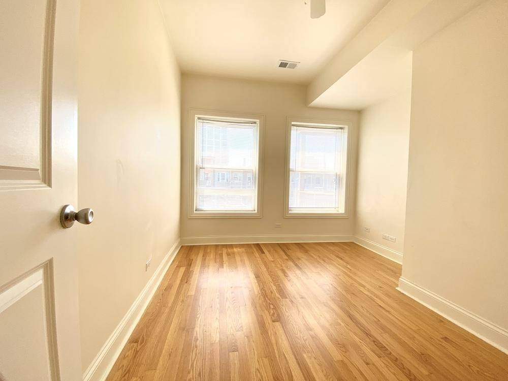 Apartment for rent at 901 W Agatite Ave #907-3, Chicago, IL 60640