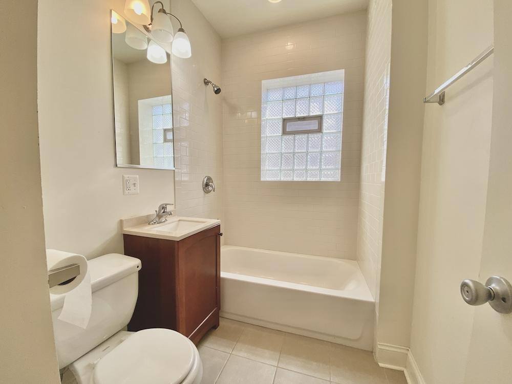 Apartment for rent at 901 W Agatite Ave #907-3, Chicago, IL 60640