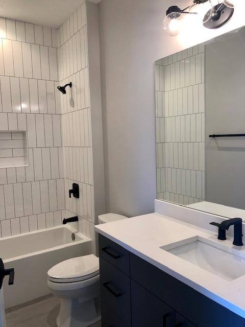 Apartment for rent at 1046 W Cornelia, Chicago, IL 60657