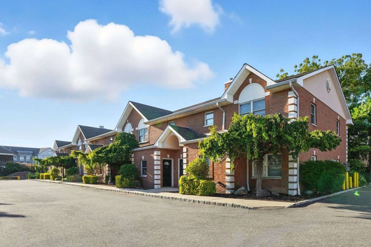 Apartment for rent at Bunt Commons Iii: 58 Senior Living Community, 10 Dixon Ave #21, Amityville, NY 11701