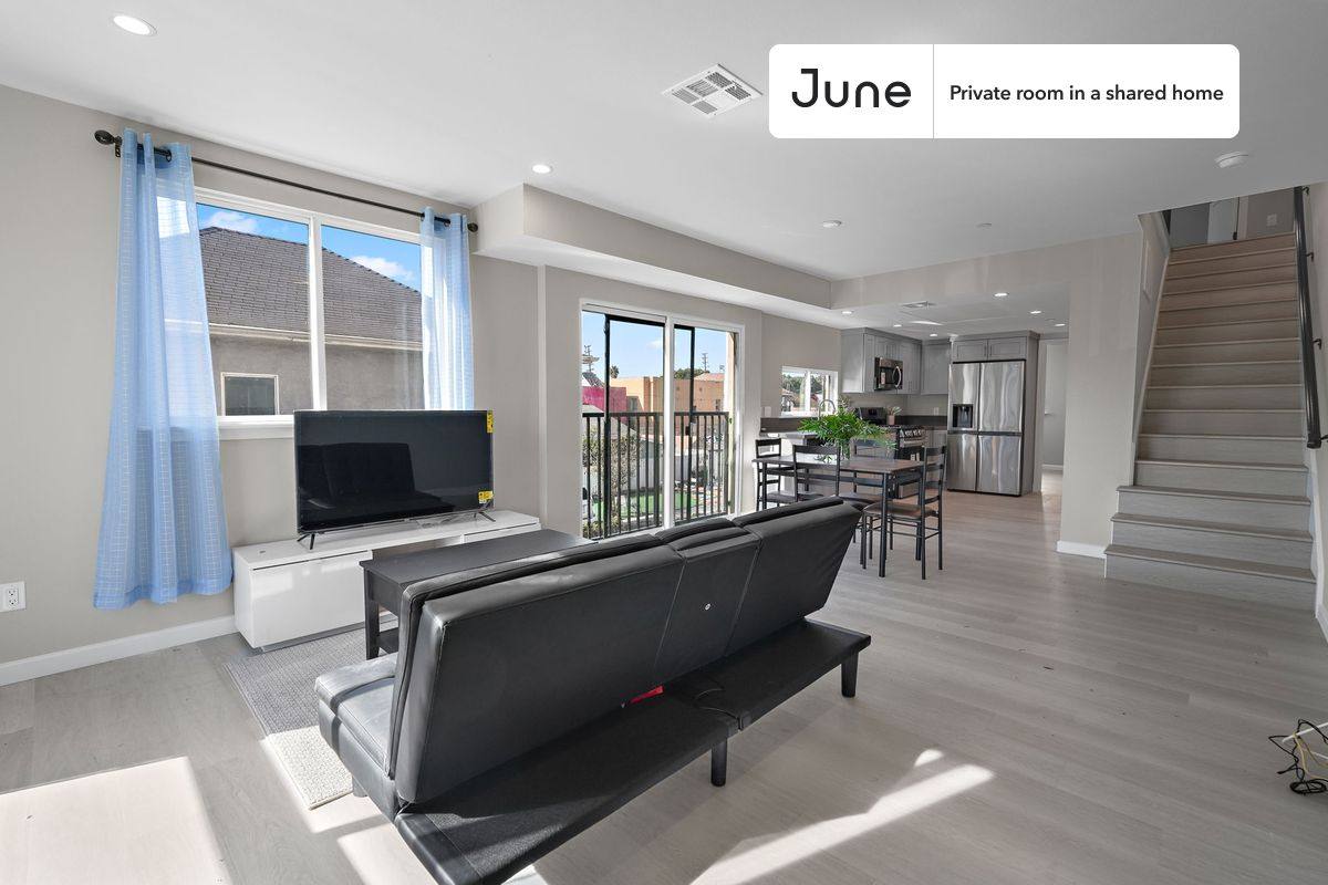 Apartment for rent at 327 N Chicago E, Los Angeles, CA 90033
