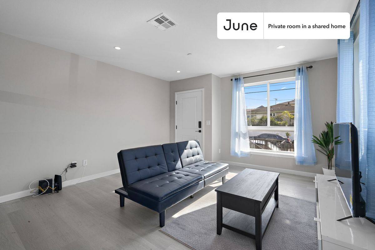 Apartment for rent at 327 N Chicago E, Los Angeles, CA 90033