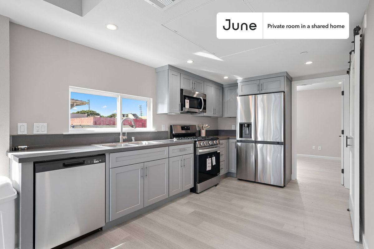 Apartment for rent at 327 N Chicago E, Los Angeles, CA 90033