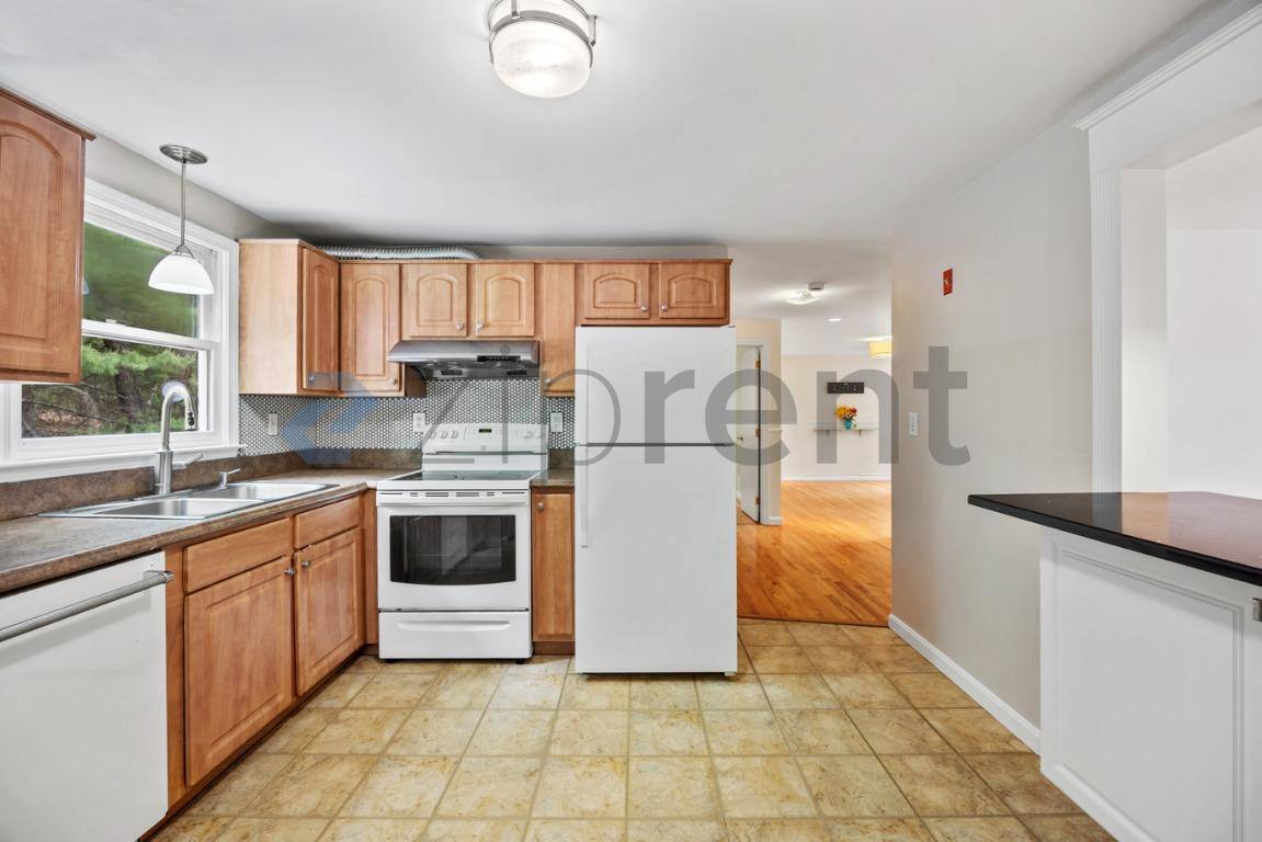 House for rent at 174 Fox Hill Rd, Burlington, MA 01803