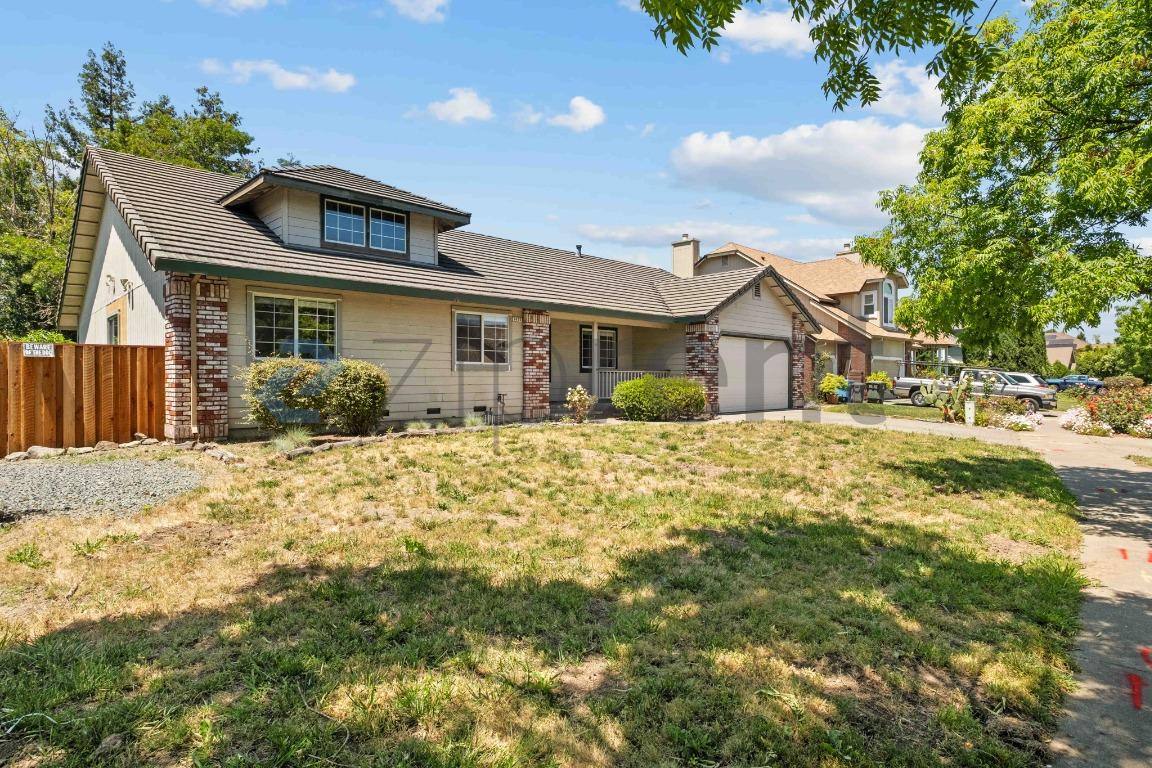 House for rent at 1425 Country Manor Dr, Santa Rosa, CA 95401