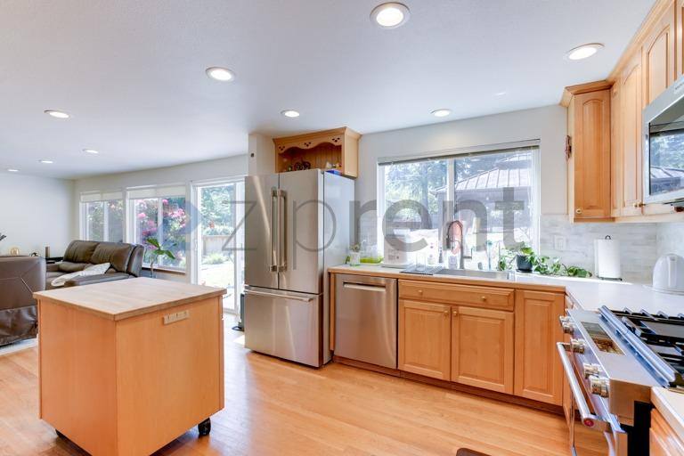 House for rent at 8835 SE 36th St, Mercer Island, WA 98040