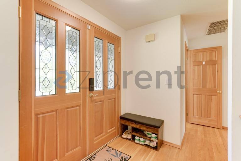 House for rent at 8835 SE 36th St, Mercer Island, WA 98040