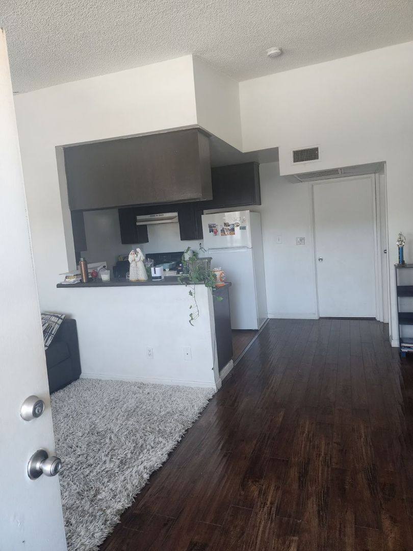Apartment for rent at 10159 Pinewood, Tujunga, CA 91042