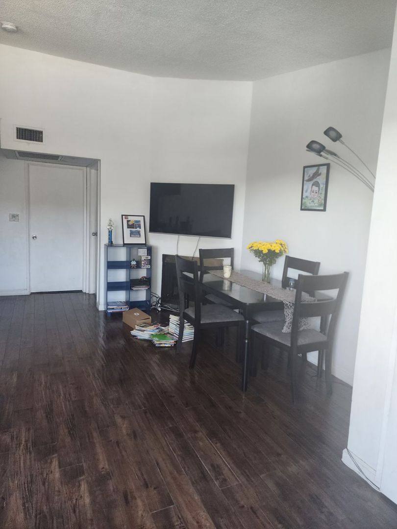 Apartment for rent at 10159 Pinewood, Tujunga, CA 91042