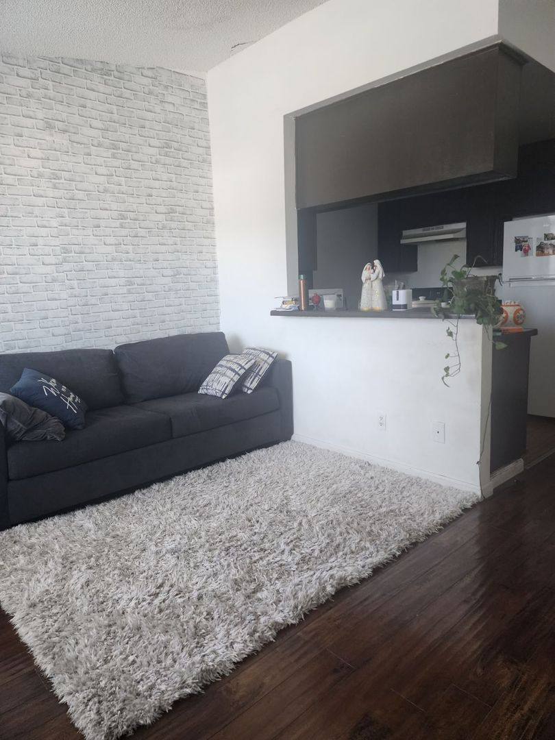 Apartment for rent at 10159 Pinewood, Tujunga, CA 91042