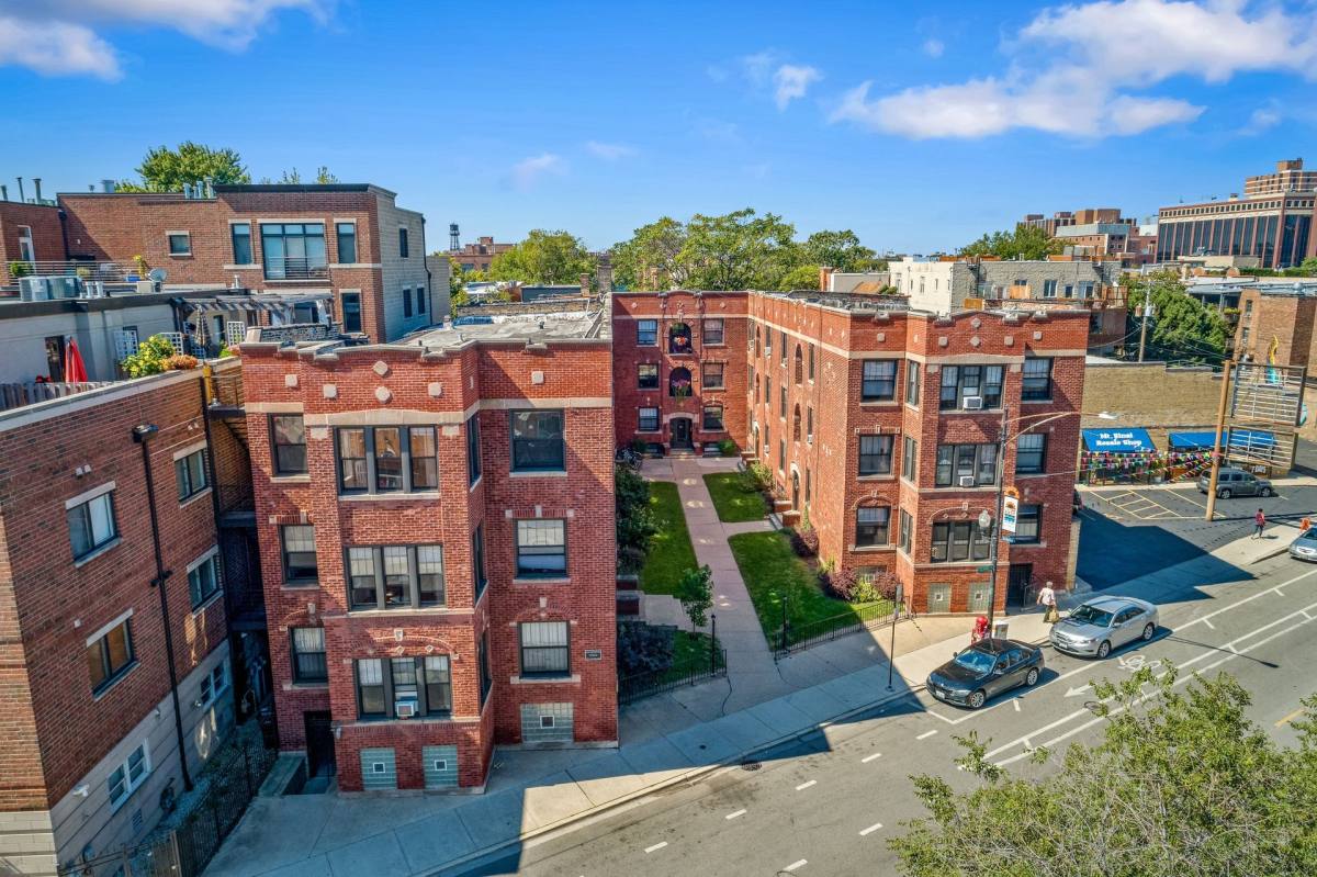 Apartment for rent at 2876 N Clark St, Chicago, IL 60657