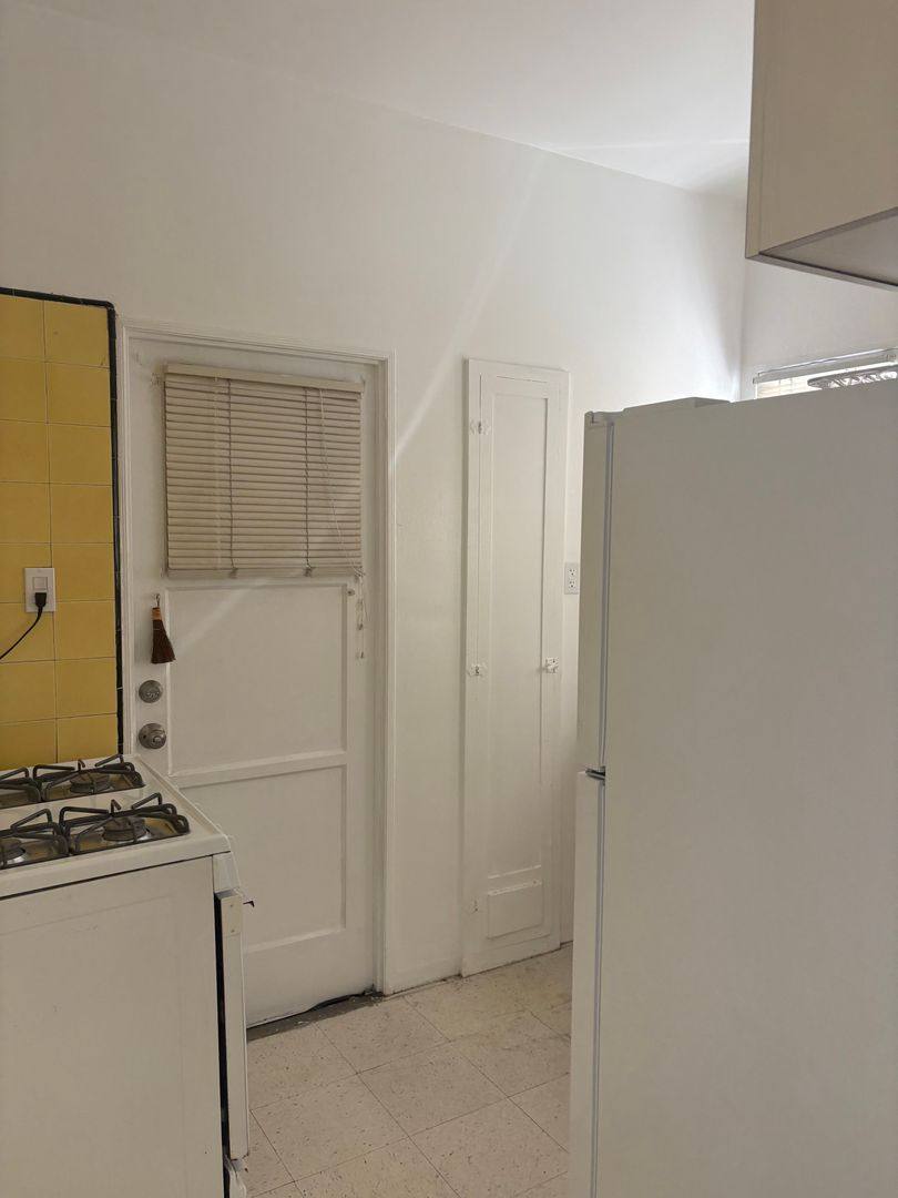 Apartment for rent at 200 S Martel Ave, Los Angeles, CA 90036