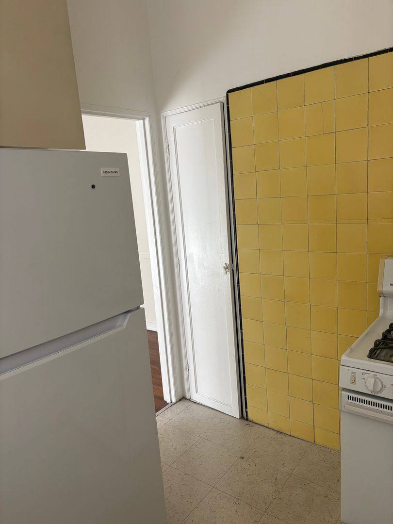Apartment for rent at 200 S Martel Ave, Los Angeles, CA 90036
