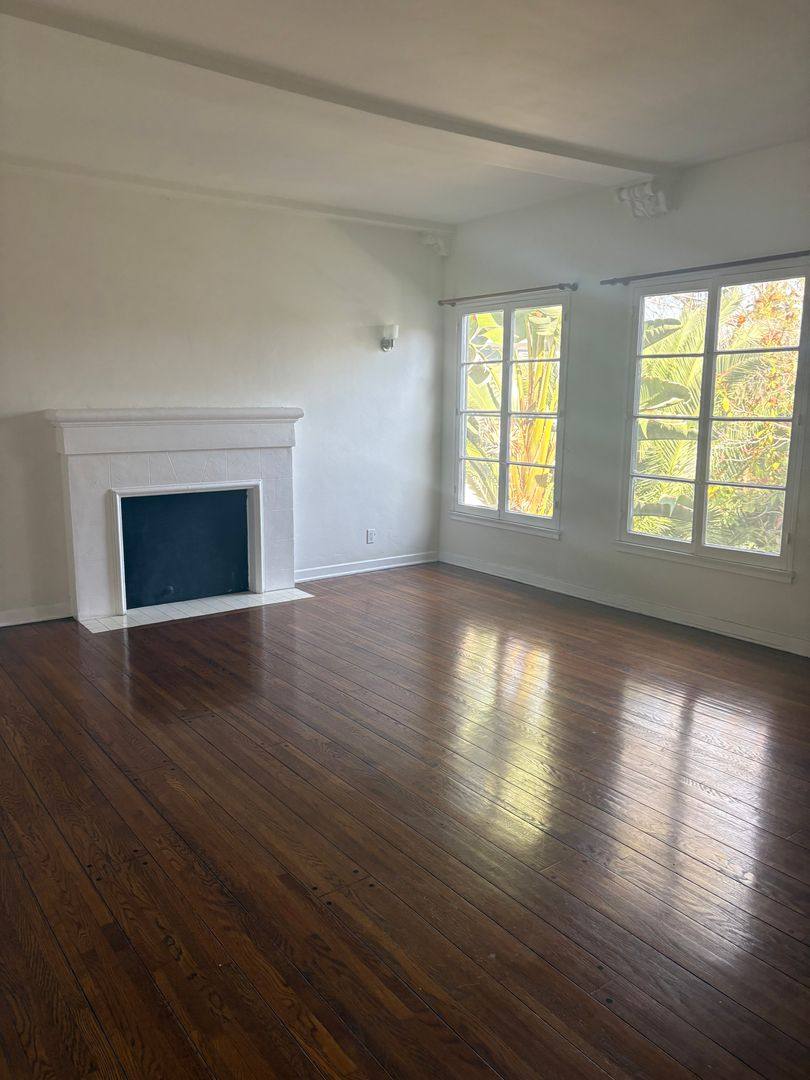 Apartment for rent at 200 S Martel Ave, Los Angeles, CA 90036