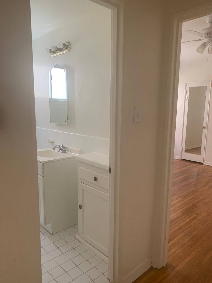 Apartment for rent at 200 S Martel Ave, Los Angeles, CA 90036
