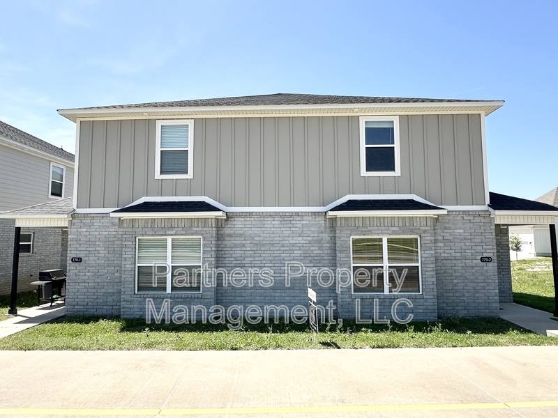 Apartment for rent at 779 S Rupple Rd #2, Fayetteville, AR 72704