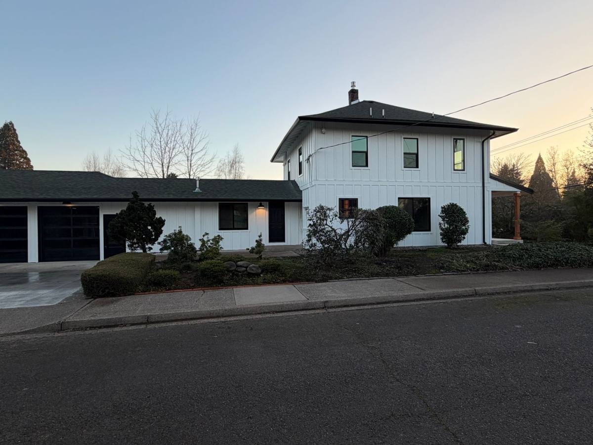 House for rent at 1045 Oakway Dr, Eugene, OR 97401